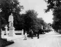 [Photo: Max Missmann "Die Siegesallee im Berliner Tiergarten", 1905]